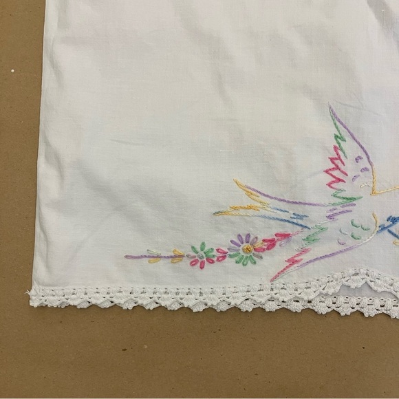 VTG Hand Embroidered Bright Bird Flowers Pillowcase Crocheted Trim Cottage Core - Picture 4 of 5